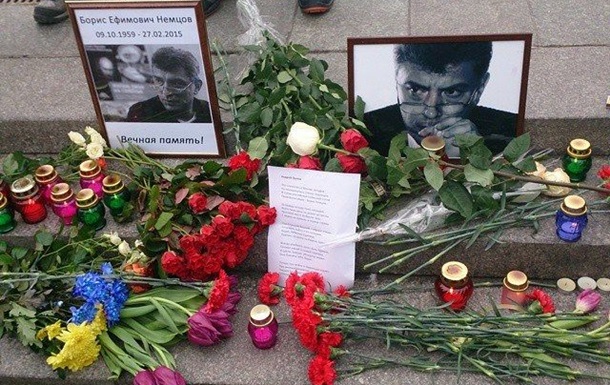 На Майдане вспоминают Немцова и несут цветы к его портрету