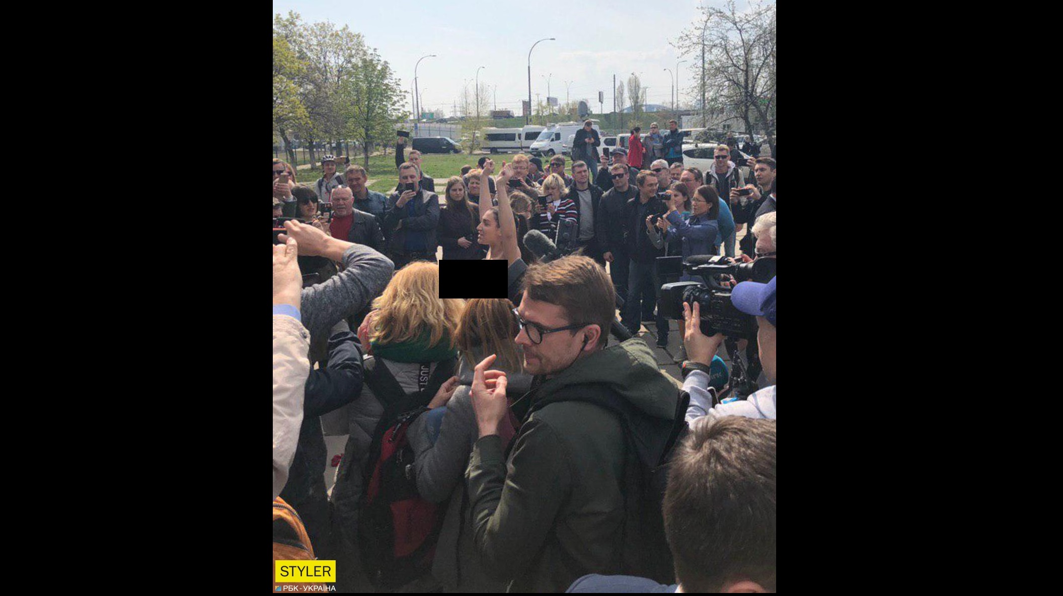 На участке Зеленского атаковала голая активистка Femen: фото, как беременная девушка разделась прямо перед толпой 