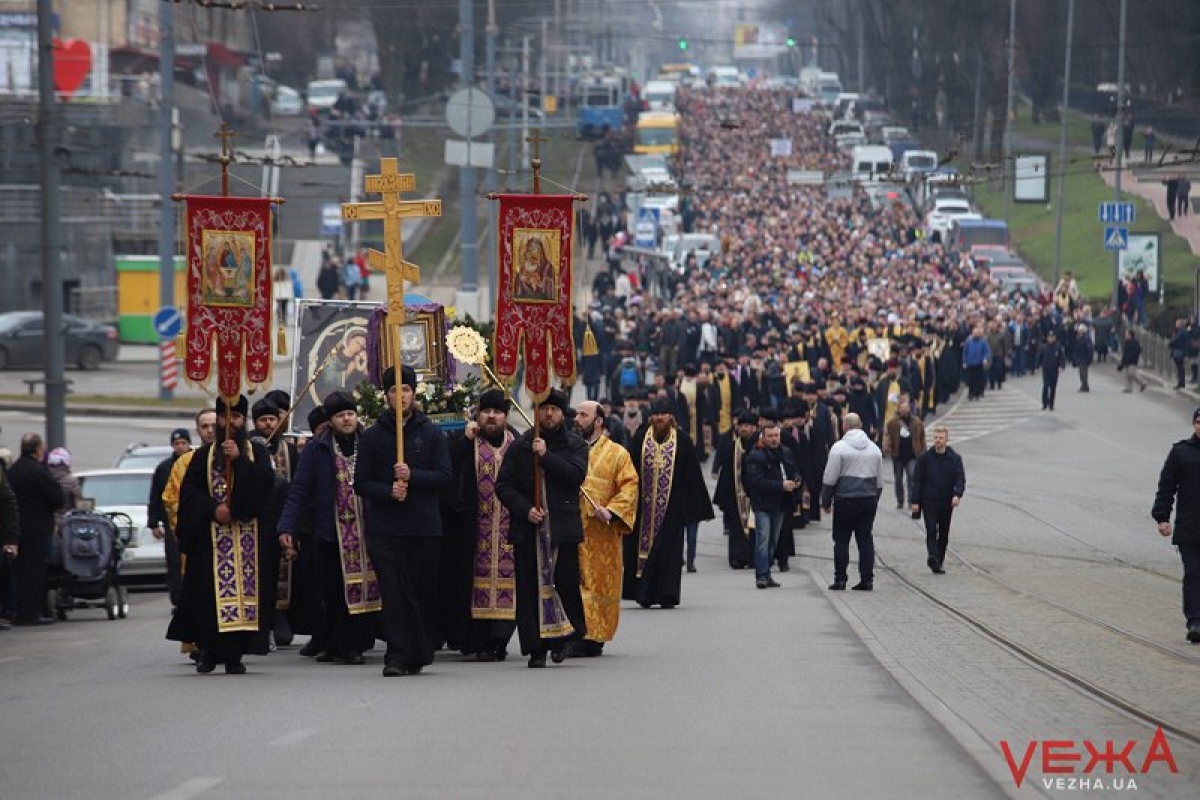 В Виннице УПЦ Московского патриархата провела крестный ход: веряне не пропустили скорую помощь с сиреной, видео