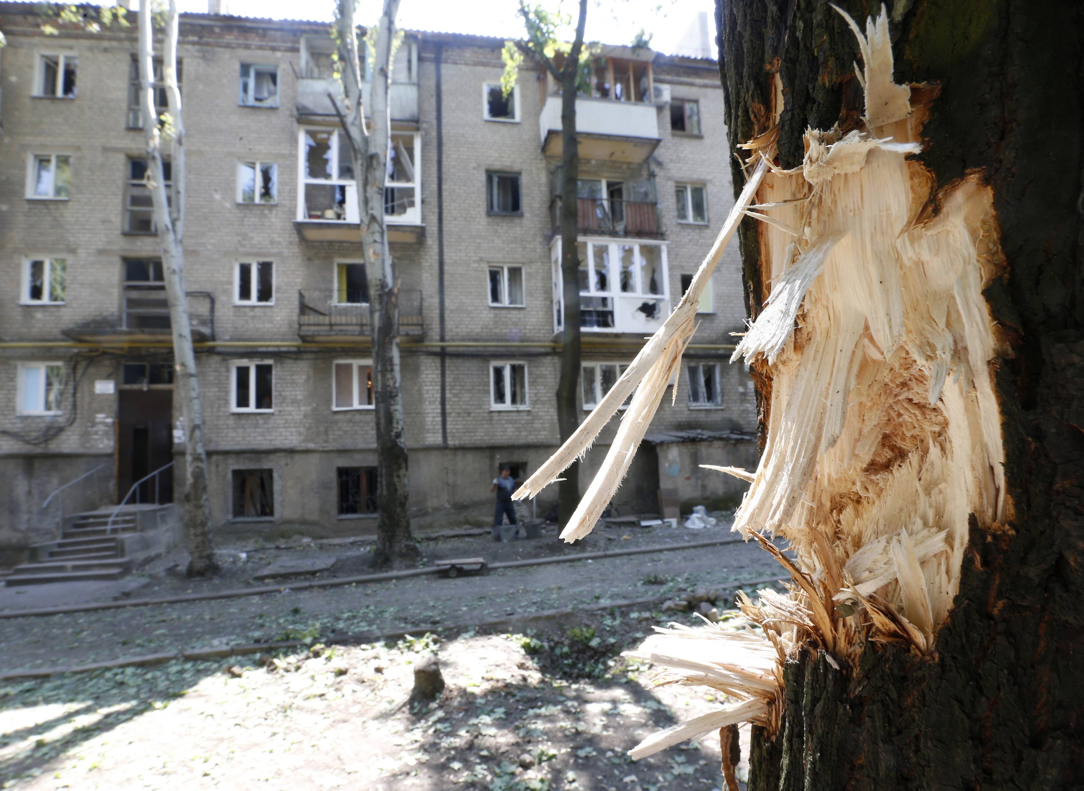 Очевидцы: в Донецке снаряд попал в ж\д рынок и железнодорожный институт, есть раненые 