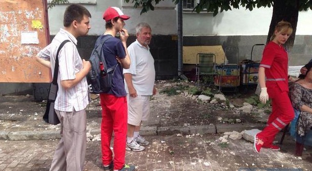 Шокирующее ЧП в Киеве: обрушившийся фасад здания покалечил нескольких киевлян. Есть тяжелораненые