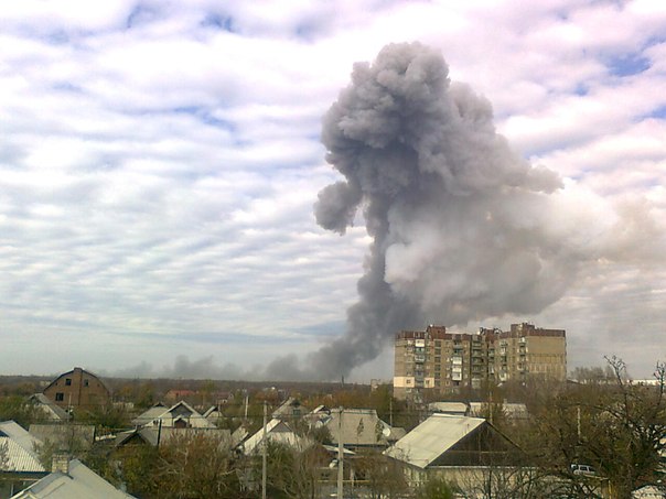 Донецк сотряс мощный взрыв: люди спешно забирают детей из школ, местные эвакуируются в подвалы