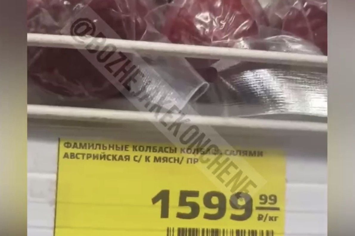 Цена на колбасу заставила россиянина возмущаться прямо в магазине: "Поднялись с колен?”