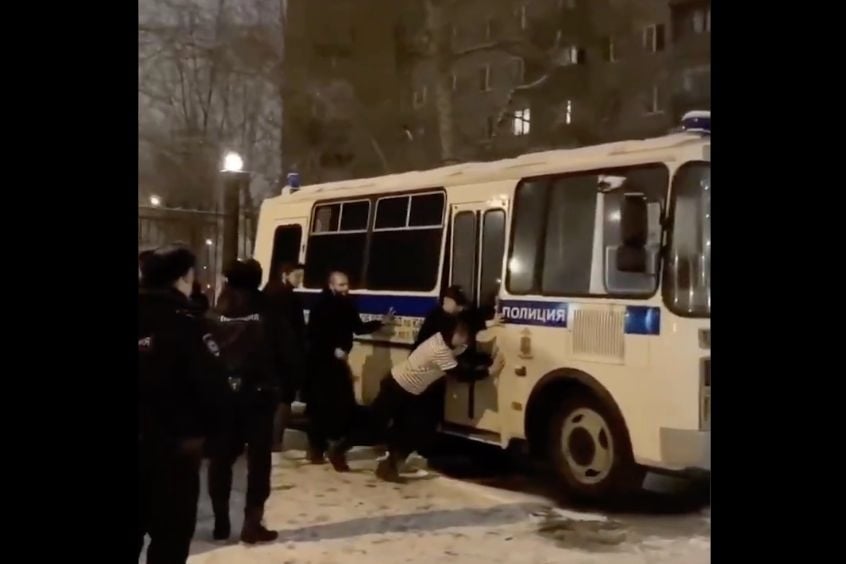 "Я это вижу, а поверить в это не могу", - в Сеть попало видео с протестов в Москве, которое удивило мир