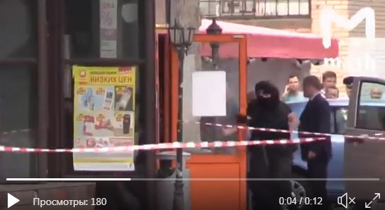 Окровавленная заложница в Москве освобождена: в Сеть попало видео штурма магазина
