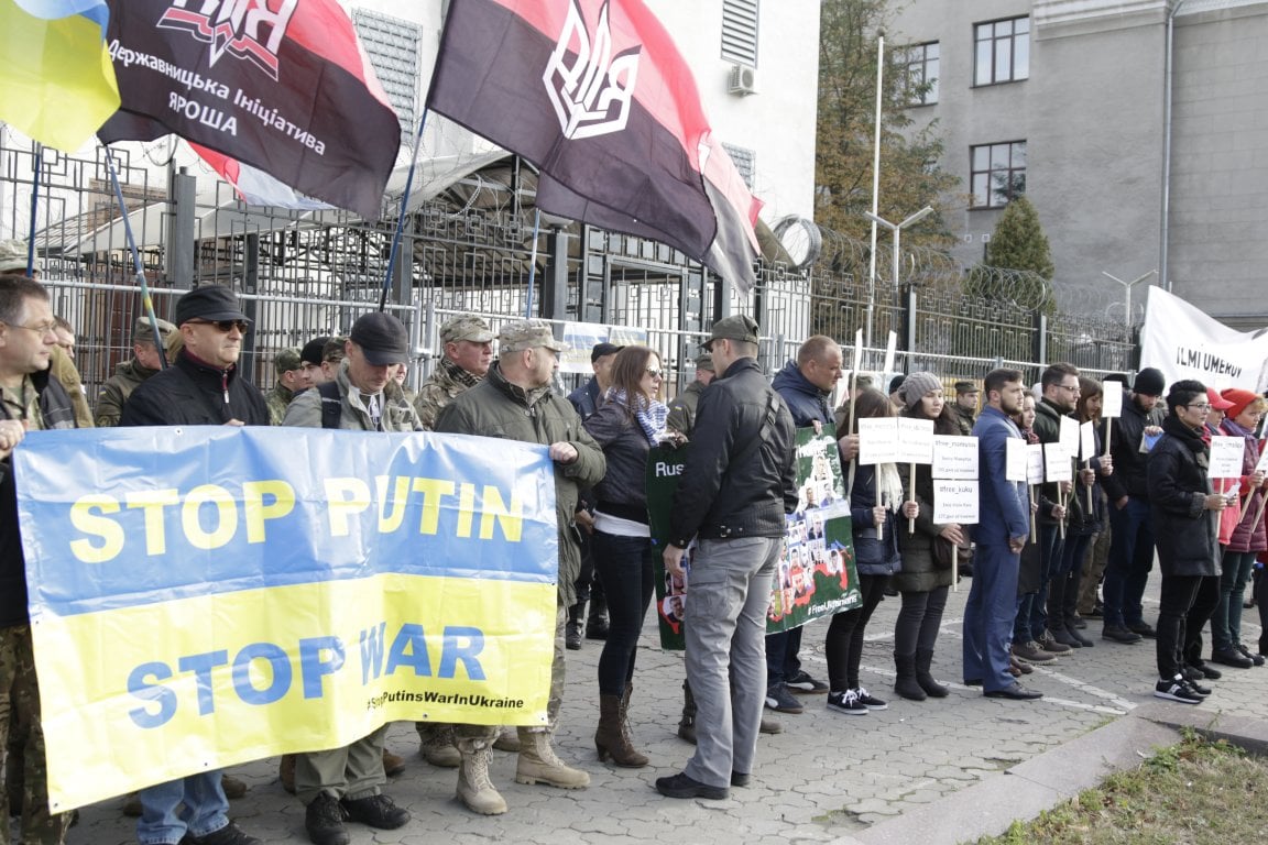 Акции направленные на протест в адрес Путинской агрессии и незаконного заключения крымских татар прошли сегодня в Киеве под посольством РФ (кадры)