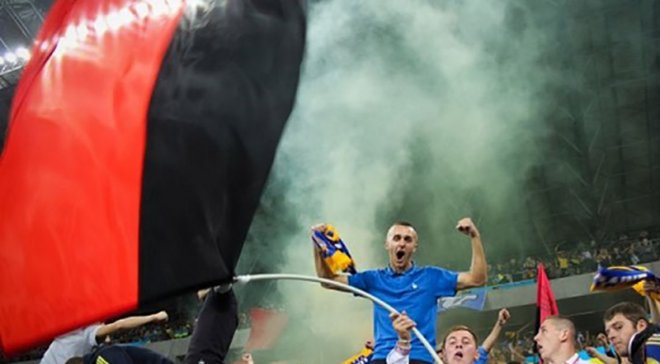 За "оскорбительный для поляков" красно-черный флаг на матче в Кракове с Косово ФИФА оштрафовала Украину на 15 тысяч франков 