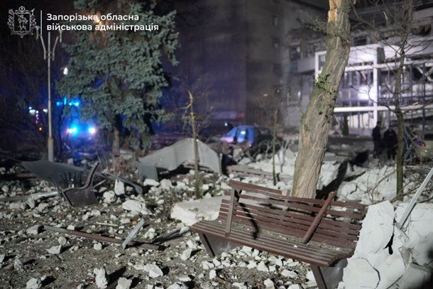 Удар ВС РФ по Запорожью: число раненых и погибших растет, людей не могут достать из-под завалов