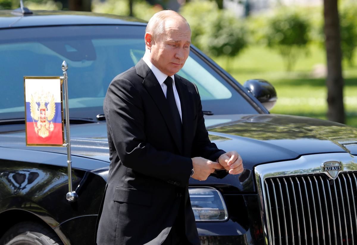 В Екатеринбурге Путина "посадили за решетку" и накрыли тряпкой 