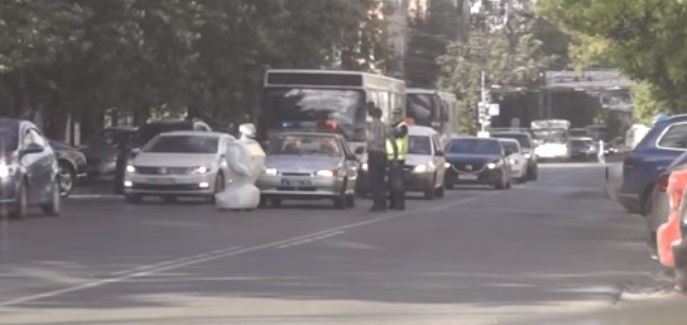 В России гаишники не могли поймать робота, который убежал на дорогу и перекрыл проезжую часть, опубликованы кадры