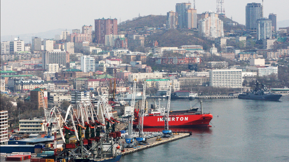 Российское судно под санкциями США не пустили во Владивосток