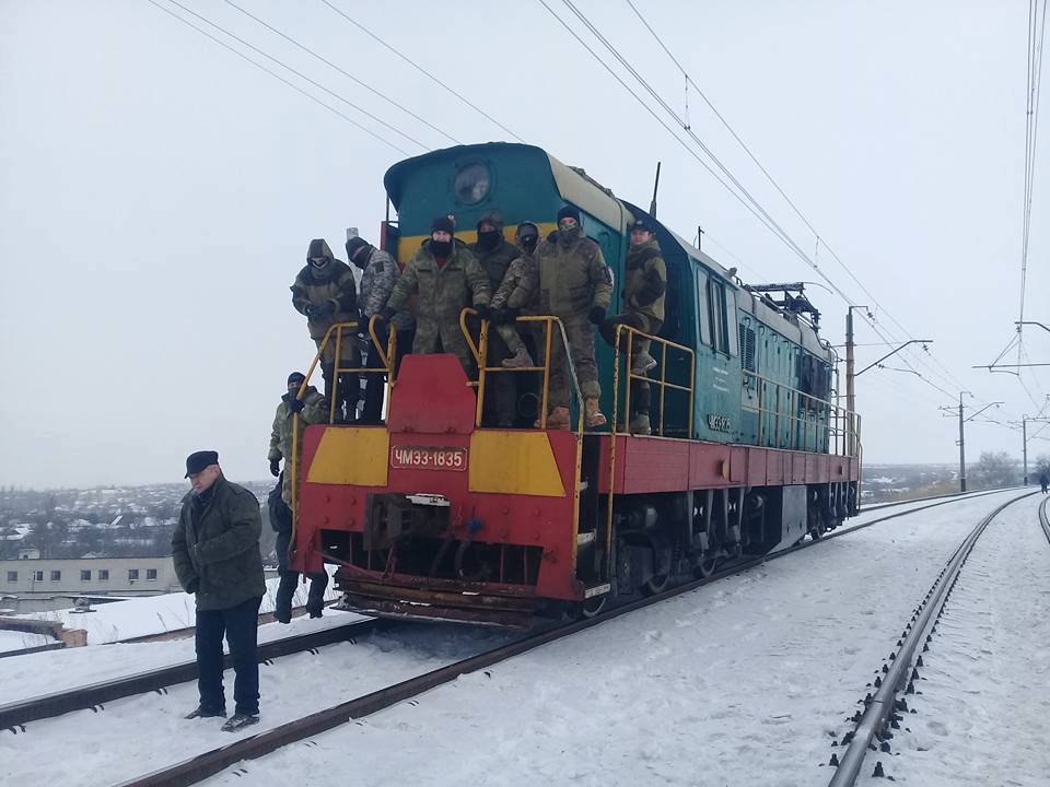 "Преступниками пытаются назвать ветеранов АТО, желающих остановить кровавый бизнес. Это означает, что политики "крышуют" бизнес с террористами", - в полиции Донобласти открыто 4 криминальных дела на членов блокады торговли с оккупантами "ЛДНР"