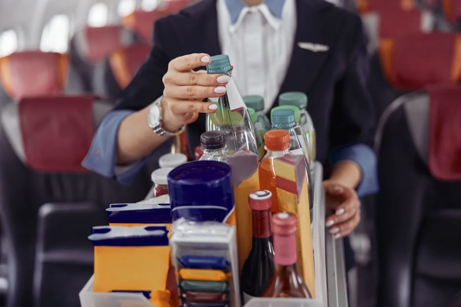 ​Не пейте этого в самолете: советы стюардессы помогут сохранить здоровье