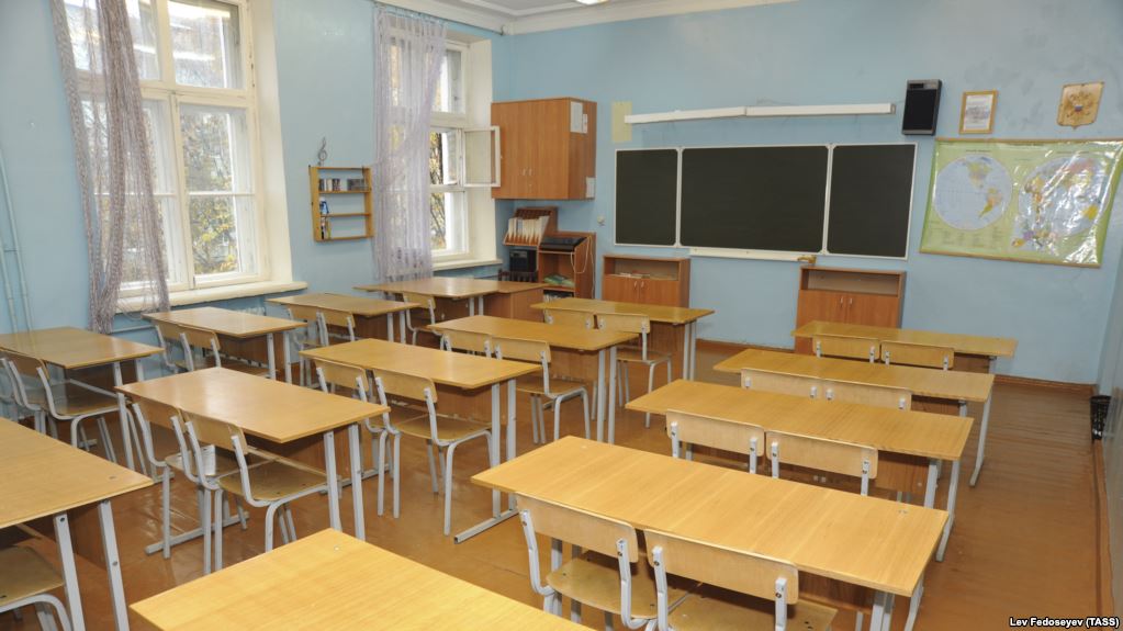 В учебном заведении Николаевщины потолок рухнул на школьников: в Сети обнародовано видео вопиющего инцидента