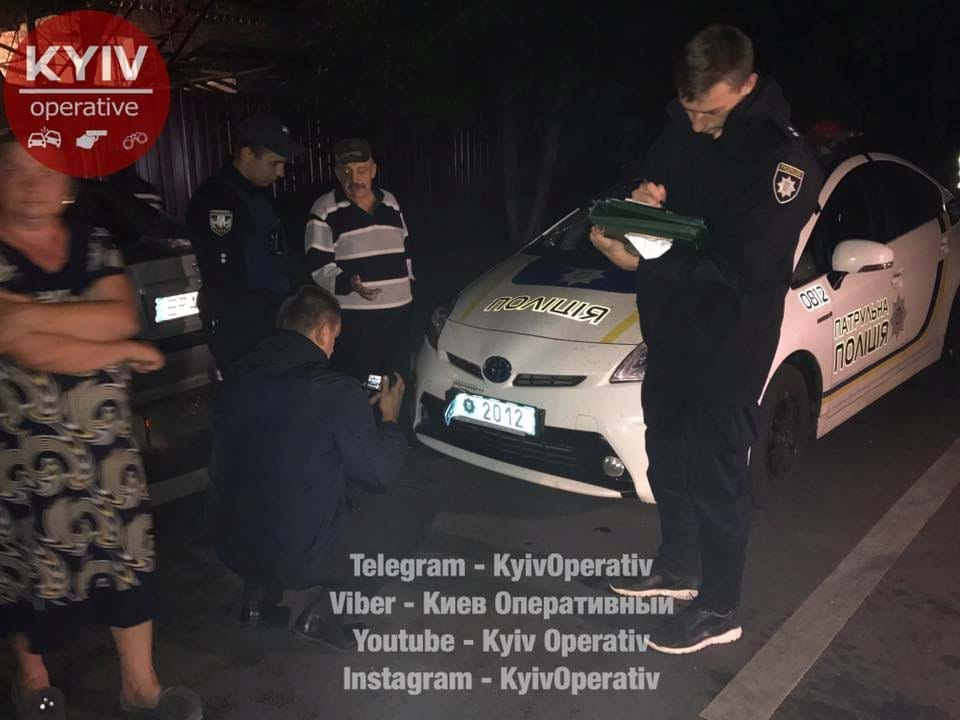 Кадры с места нападения пьяной компании на полицейских в Киеве: для задержания буйных дебоширов пришлось экстренно вызывать подкрепление - есть раненые