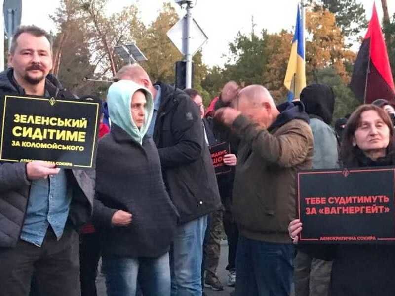 "Зеленский будет сидеть за Коломойского": кадры с масштабной акции протеста у дома президента под Киевом