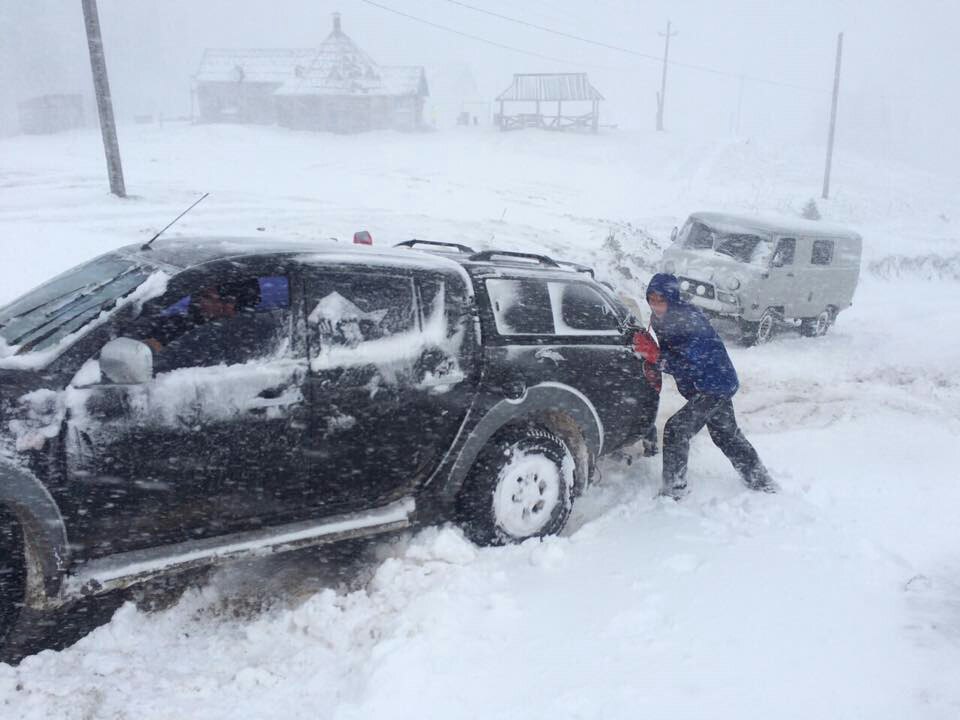 На Украину обрушился снежный Армагеддон - сотни машин застряли в дороге: кадры