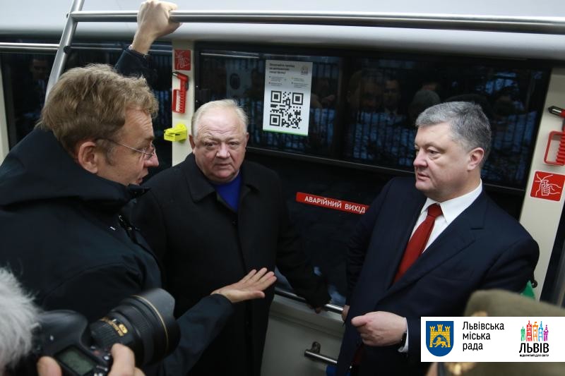 Порошенко проехался во львовском электробусе вместе с мэром Садовым - в Сети появились кадры
