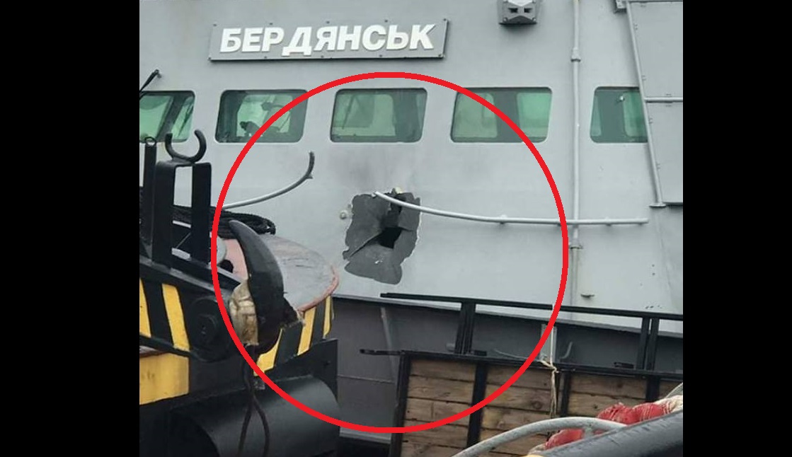 Первое фото повреждений украинского корабля "Бердянск" в Азовском море: Россия открыла огонь из пушки "АК-630" 