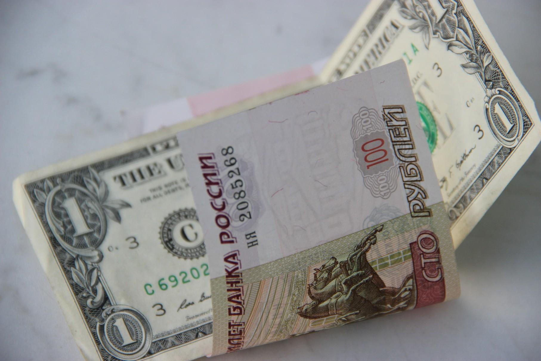 Центробанк России израсходовал рекордные деньги для поддержки падающего курса рубля