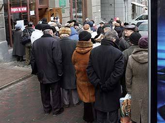 В Донецке пенсионеры выстраиваются в очередь, чтобы заплатить за квартиру
