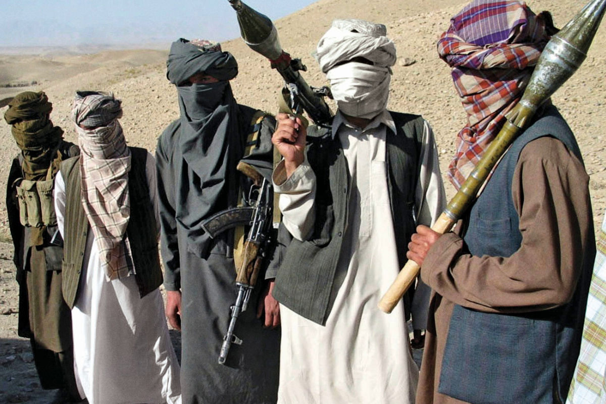 Ключевой город на севере Афганистана сдался талибам - исламисты захватили десятки вертолетов