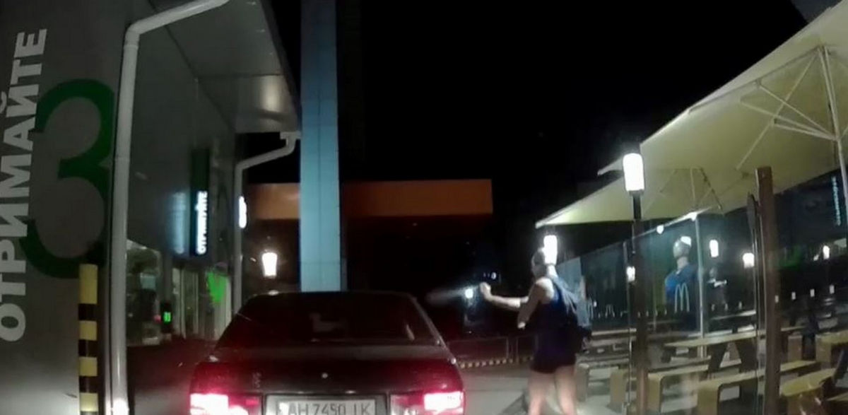 В Харькове мужчина с кастрюлей на голове устроил погром в "McDonald's"