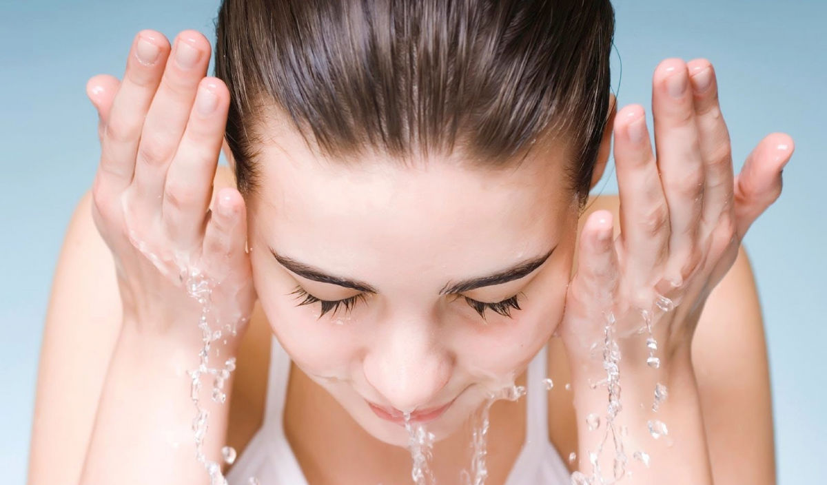 Какой водой умывать лицо, чтобы сохранить свежесть: что советуют специалисты