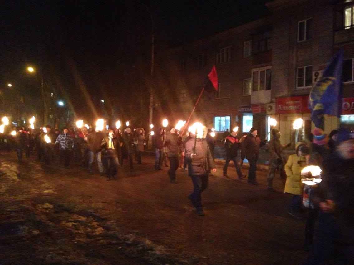 "Так чествуют Бандеру в украинском Славянске", - активисты разожгли огромные факелы в память про лидера ОУН-УПА