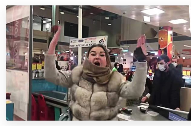 "Я русская! Слава России!" - нетрезвая россиянка устроила скандал в магазине Тбилиси