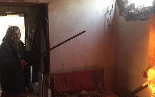 Пророссийские сепаратисты "ДНР" обстреляли Авдеевку и повредили дом пенсионерке: снаряд встрял в стену