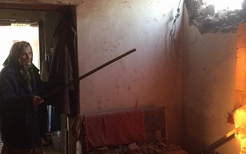 Пророссийские сепаратисты "ДНР" обстреляли Авдеевку и повредили дом пенсионерке: снаряд встрял в стену