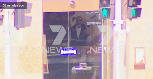 В центре австралийского мегаполиса неизвестный захватил в магазине заложников