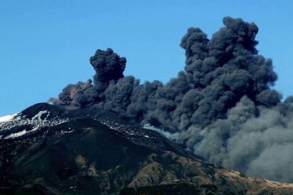 ​Пошла цепная реакция: землетрясение вслед за Этной разбудило спавший 10 лет вулкан Стромболи