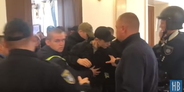 Драка в Николаеве на сессии горсовета: активисты прорвались на сессию и облили депутатов фекалиями - кадры