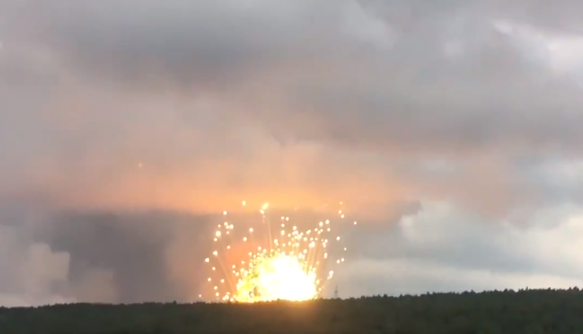 В Красноярске горят и взрываются более 40 тысяч снарядов армии РФ: видео первых секунд катастрофы