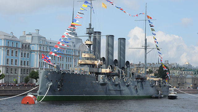 ЧП в Петербурге: турист пытался "угнать" крейсер "Аврора" и затеять "новую революцию"