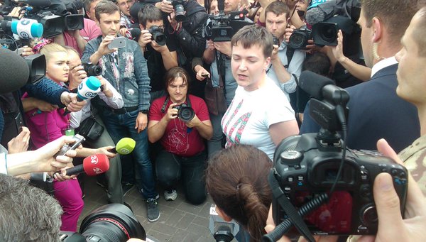 Первые слова Надежды Савченко в Украине: “Я ничего не боюсь! Дайте мне не скурвиться”