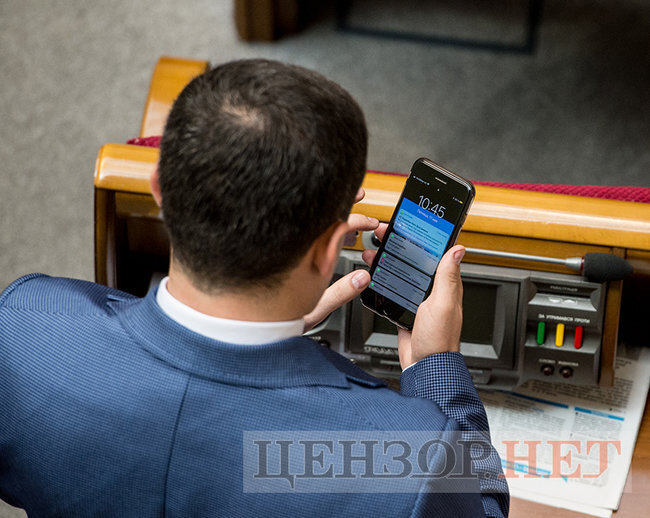 Депутат "спалился" в Раде с СМС о Зеленском: фото скандальной переписки слили в Сеть