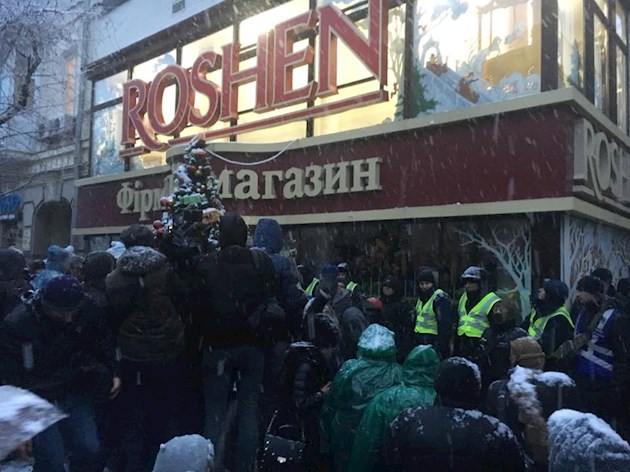 Вовремя остановились: в Сети показали, что произошло на месте погрома магазина Roshen участниками Марша в Киеве, - кадры