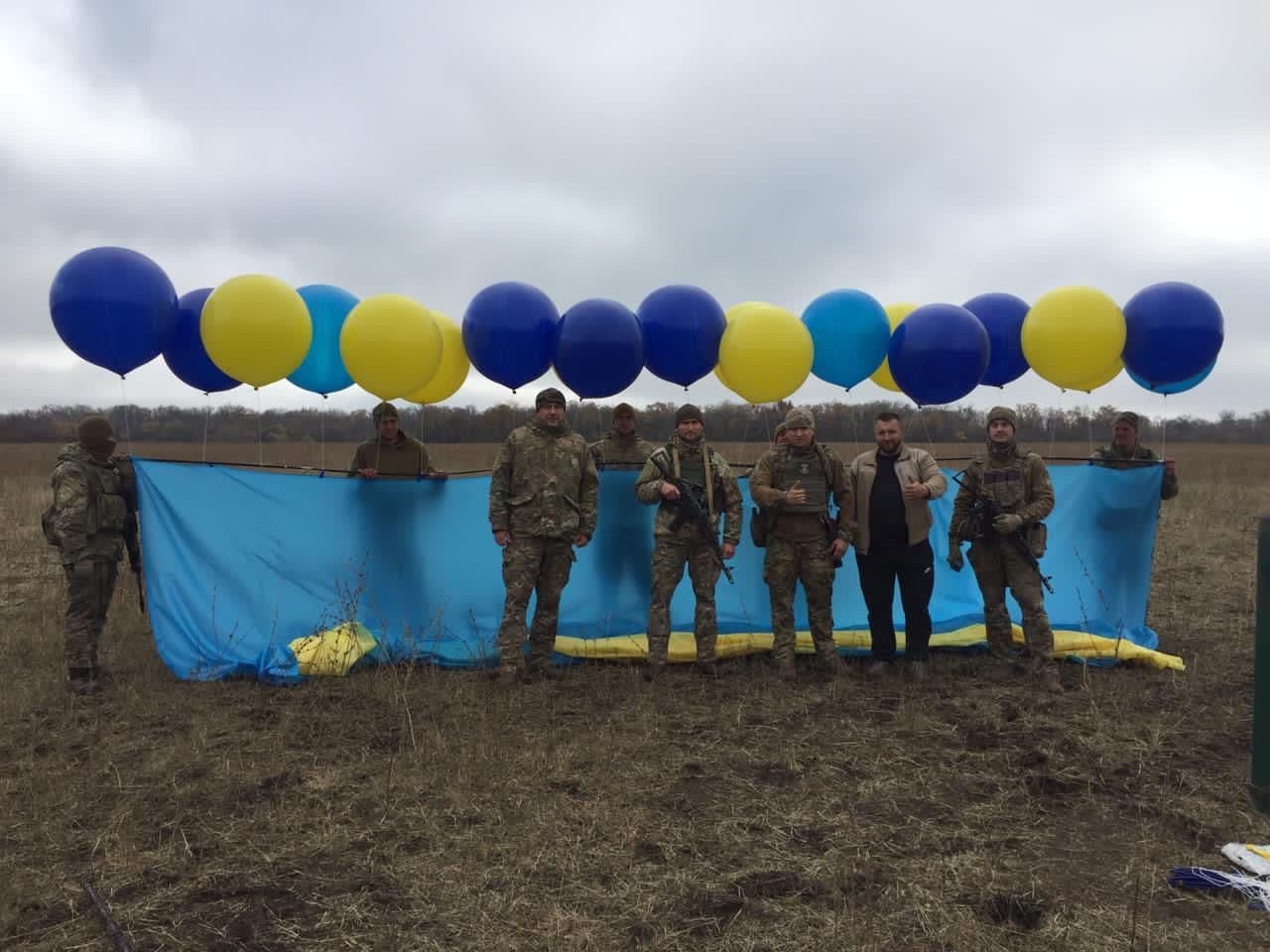 ВСУ в небо над Луганском подняли большой флаг Украины
