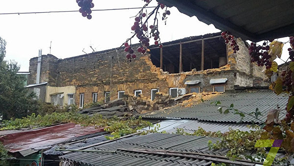 Обвал стены трехэтажного дома унес жизнь 21-летнего одессита