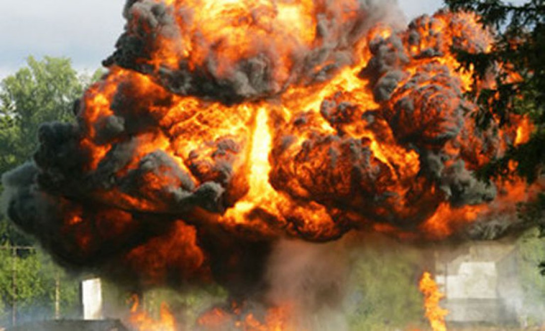 Жуткий взрыв за секунду уничтожил фабрику в Сумах: появились шокирующие кадры последствий происшествия