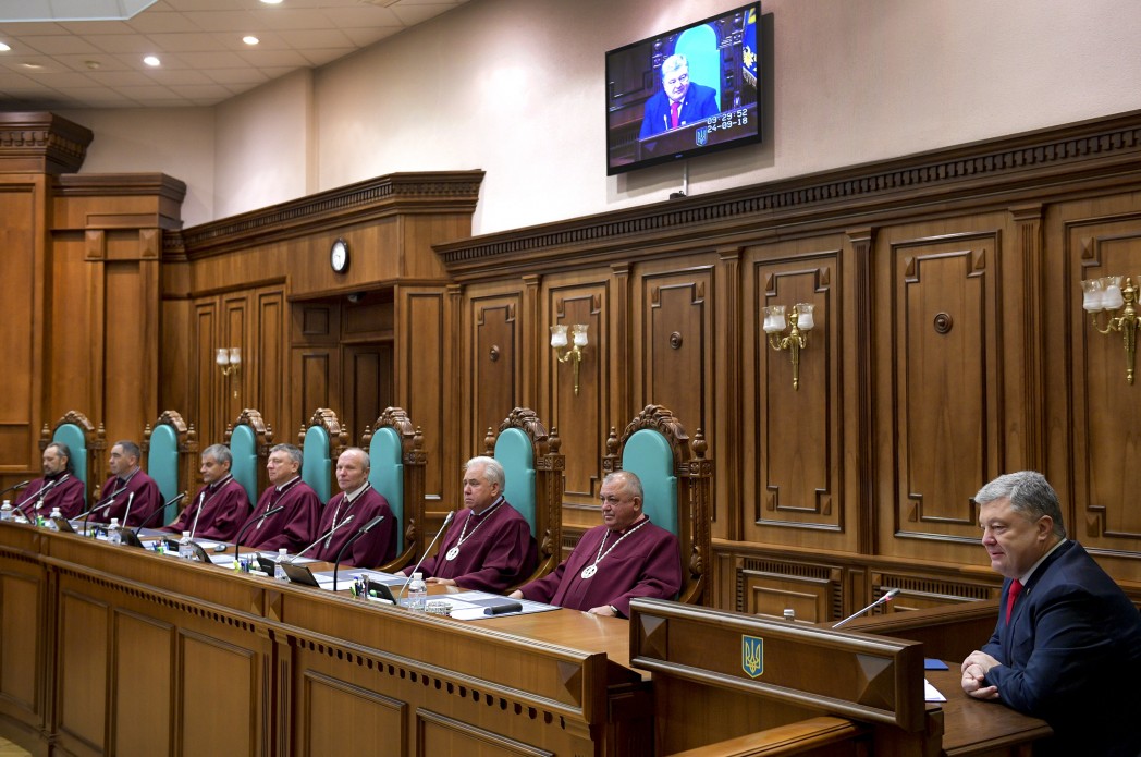 "Каждый, кто обратится в суд, будет иметь право на справедливость", - Порошенко во время присяги новых судей - кадры