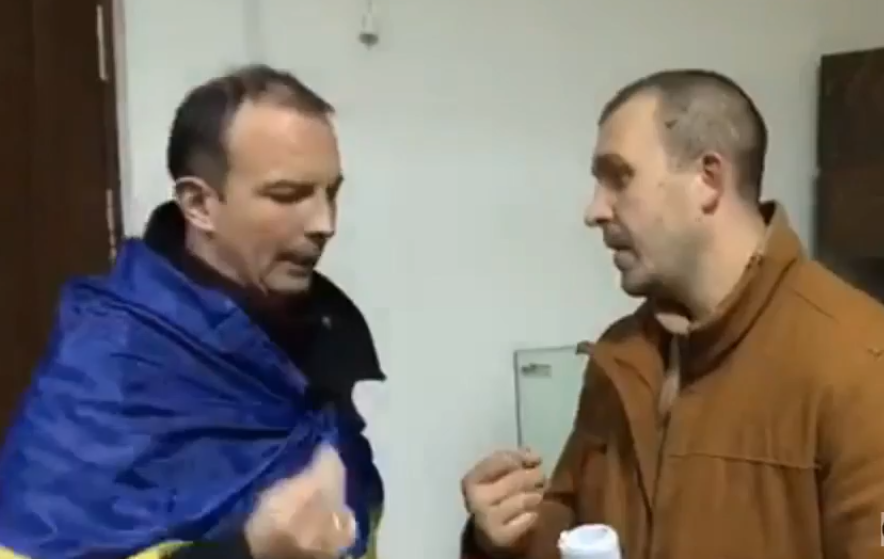 "Надо надеяться на самого себя”, - "киборг" Ходаковский после суда пообщался с депутатом Соболевым. Кадры