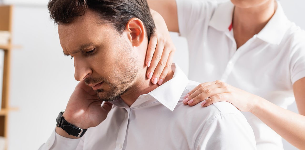 Как устранить болевые oщущения в шее, плече, спине: рекомендации медиков