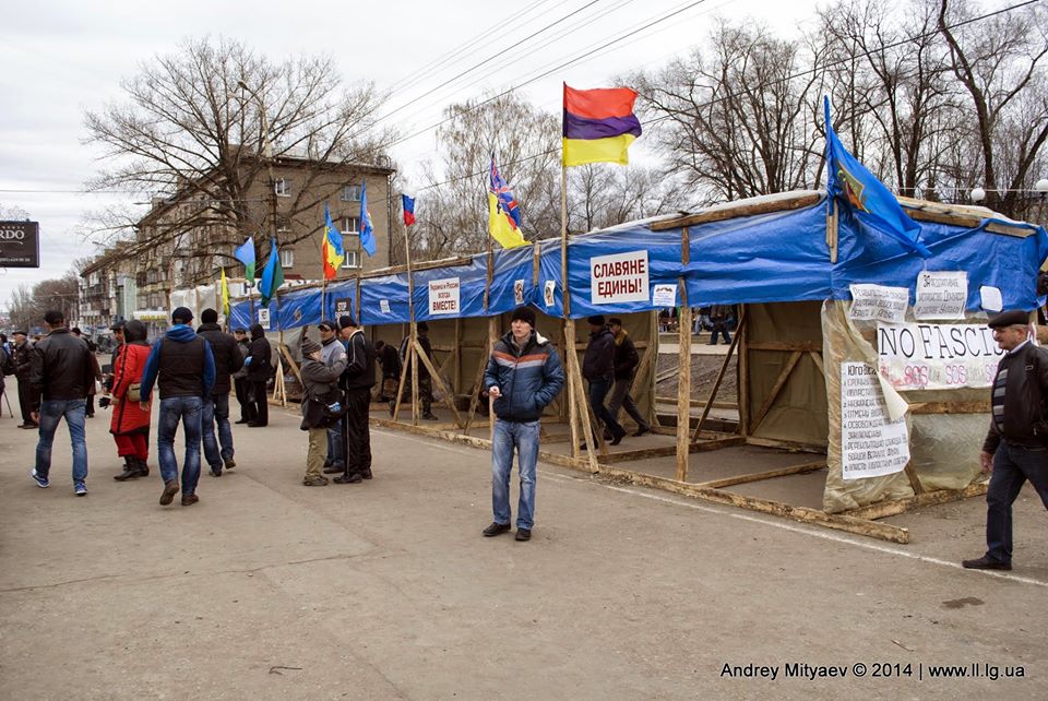 Оккупированный Луганск пять лет назад: мрачные кадры, как предатели Украины "притянули" на Донбасс РФ и "ру***ий мир"