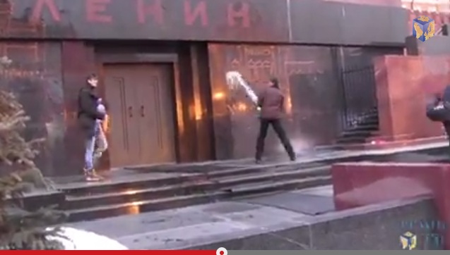 "Изгоняющий дьявола": в Москве задержаны активисты, пытающиеся "освятить" Мавзолей Ленина 