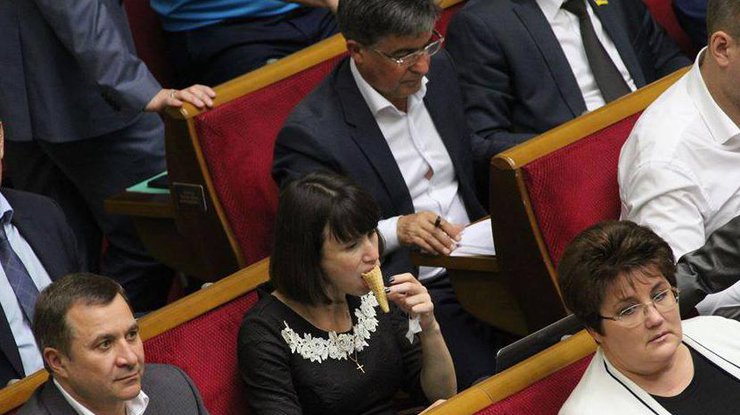 Татьяна Черновол в разгар заседания Верховной Рады решила полакомиться мороженным