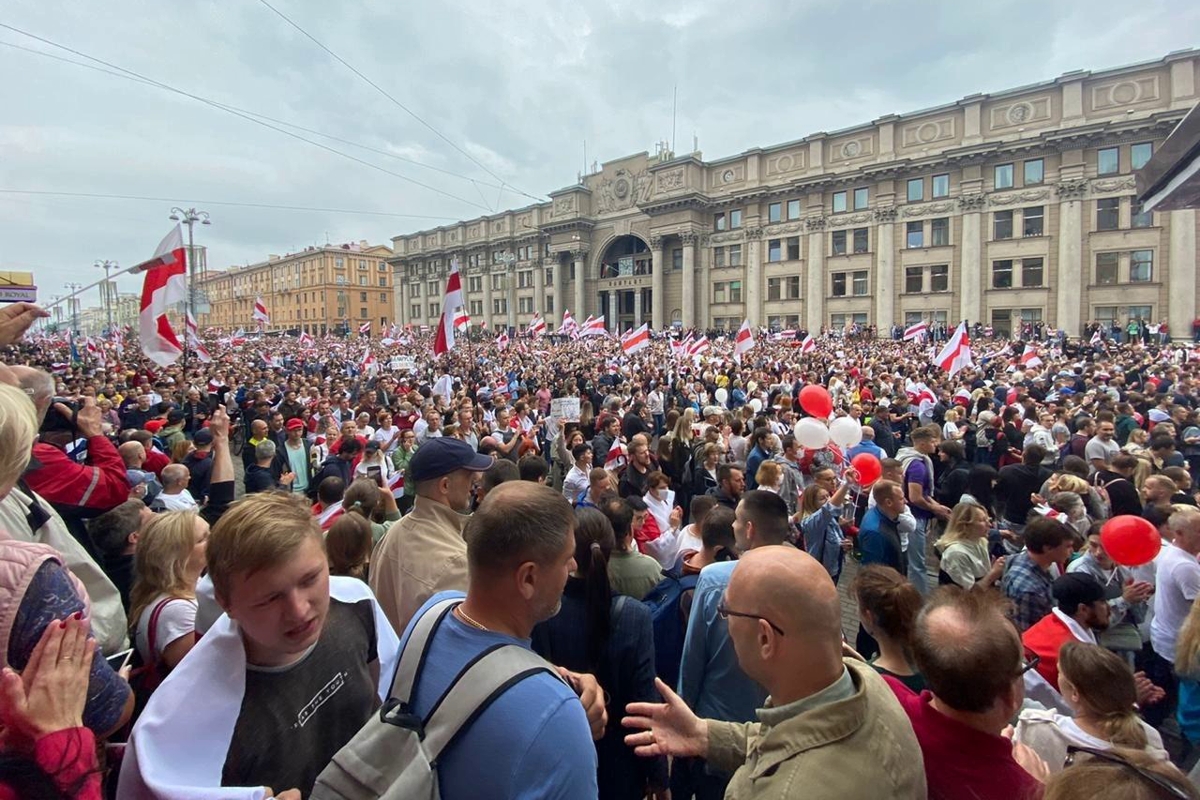​Марши новой Беларуси: сотни тысяч белорусов вышли в Минске, Гомеле, Могилеве с требованием: "Уходи"